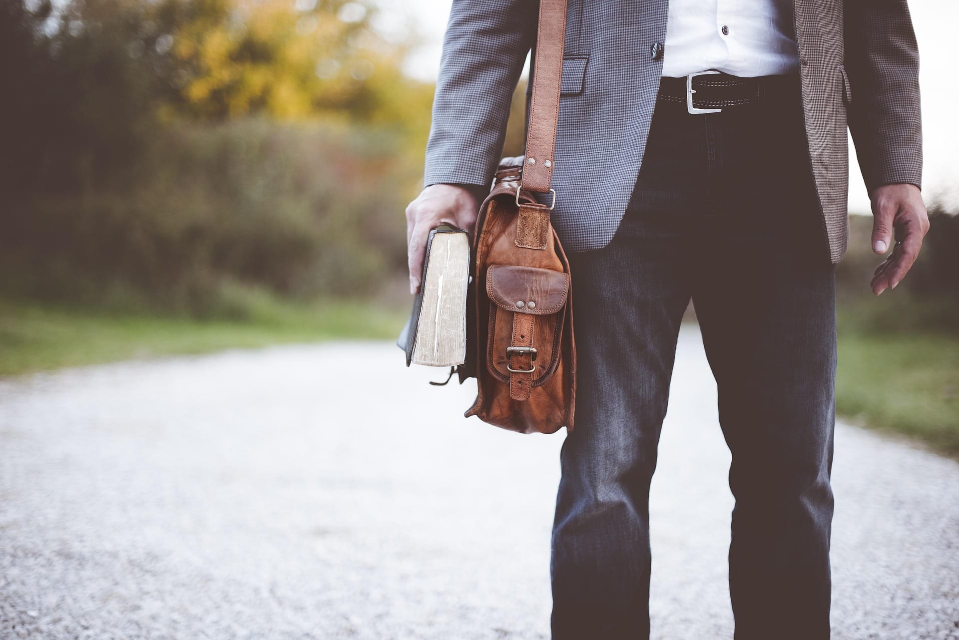 Mann mit Aktentasche und Büchern auf dem Weg zur Arbeit