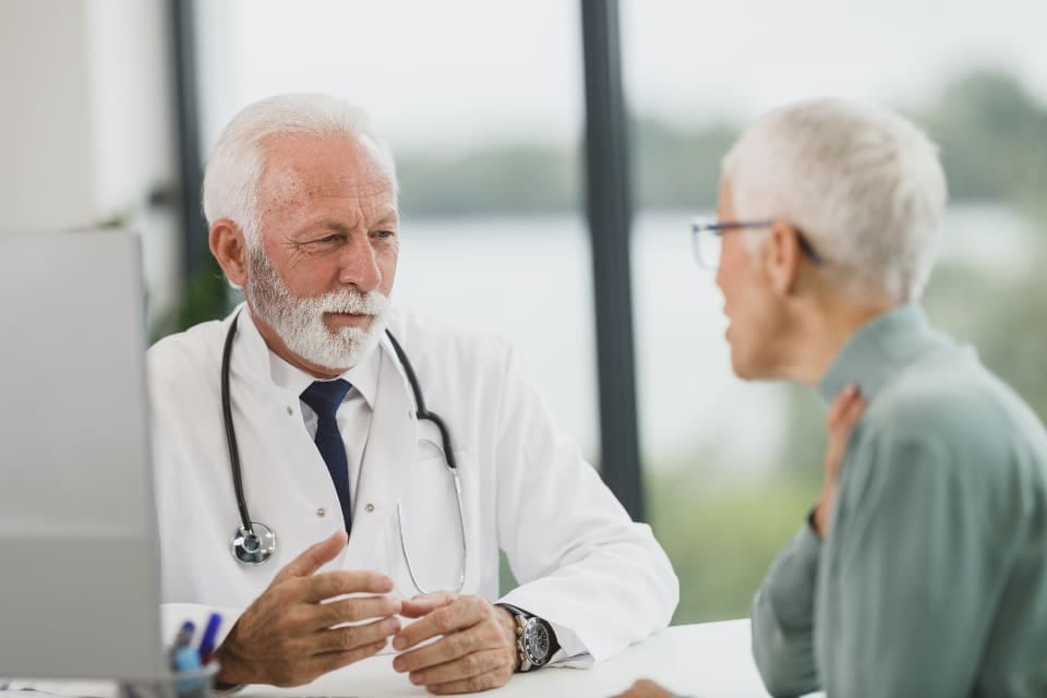 Arzt bespricht mit einer Patientin ihre Gesundheit