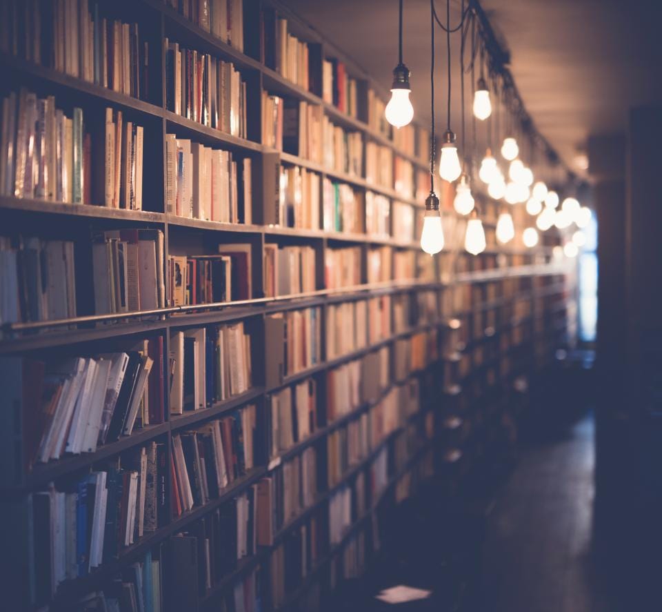 Lange Bücherregale in einer Bibliothek
