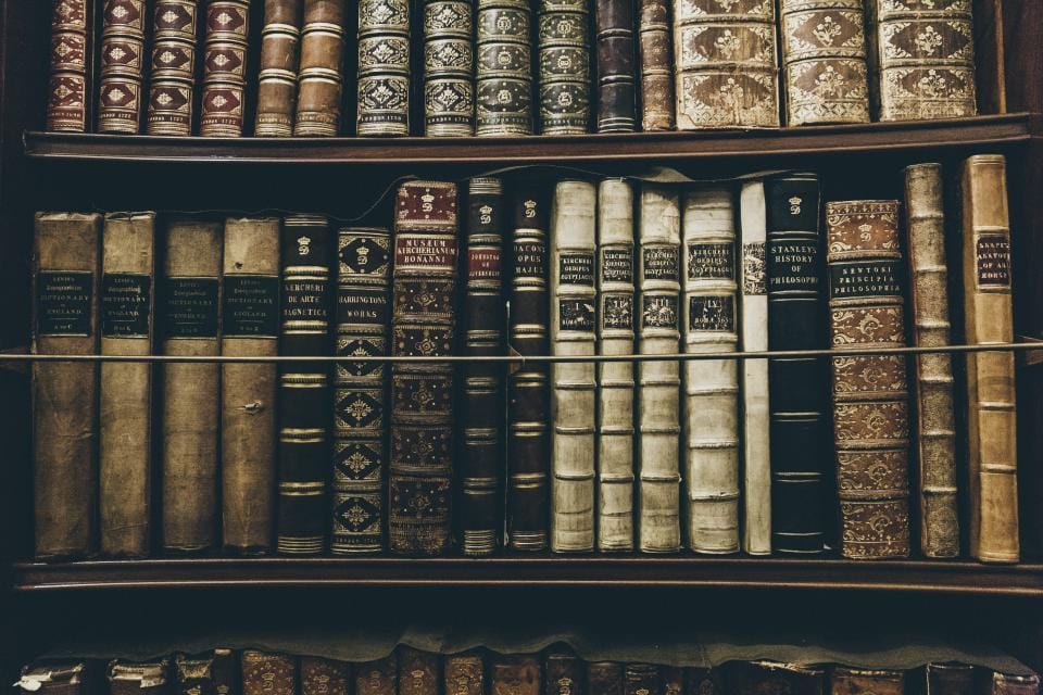 Alte Bücher im Regal