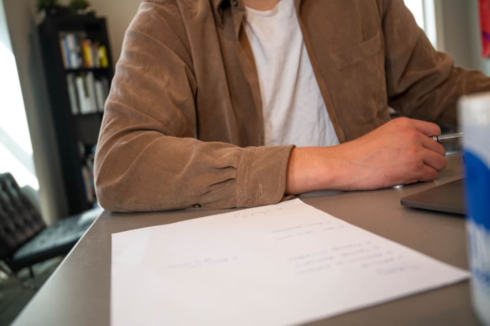 Formular auf dem Tisch vor einem Antragsteller