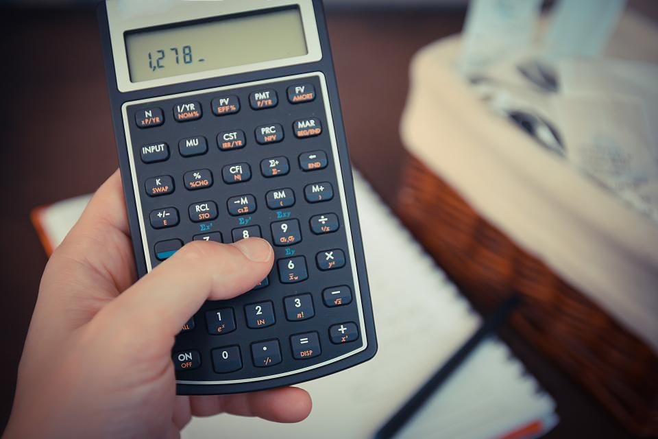 Finanzrechner in der Hand