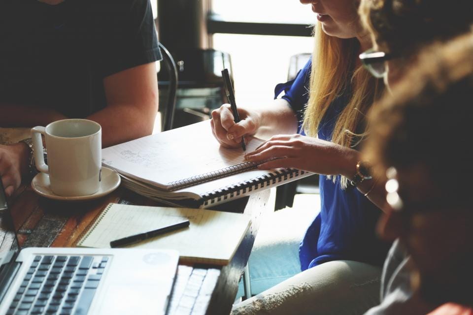 Team arbeitet gemeinsam an einem Tisch