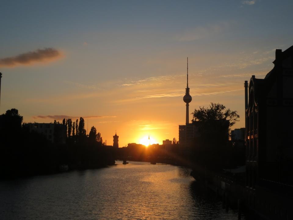 Berliner Skyline mit Fernsehturm bei Sonnenuntergang