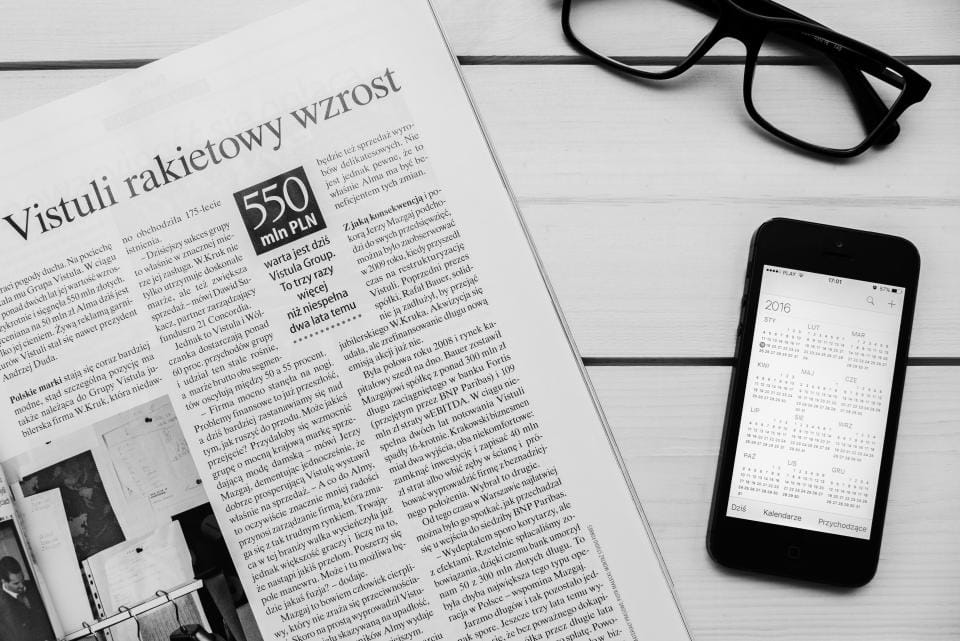 Zeitungsseite mit Zahlen und Grafiken