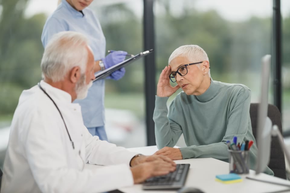 Patientin schildert dem Arzt ihre Beschwerden