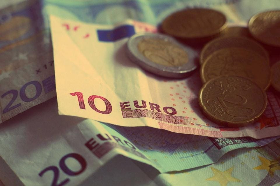 Euro-Banknoten und Münzen