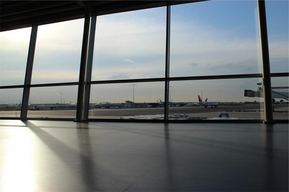 Blick aus dem Flughafenfenster aufs Vorfeld
