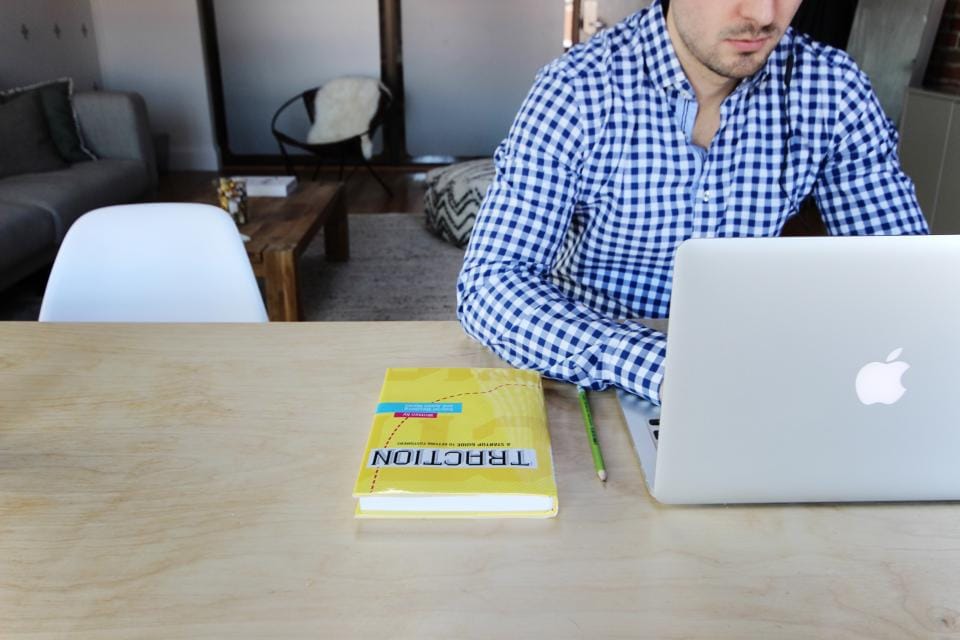 Mann arbeitet am Laptop