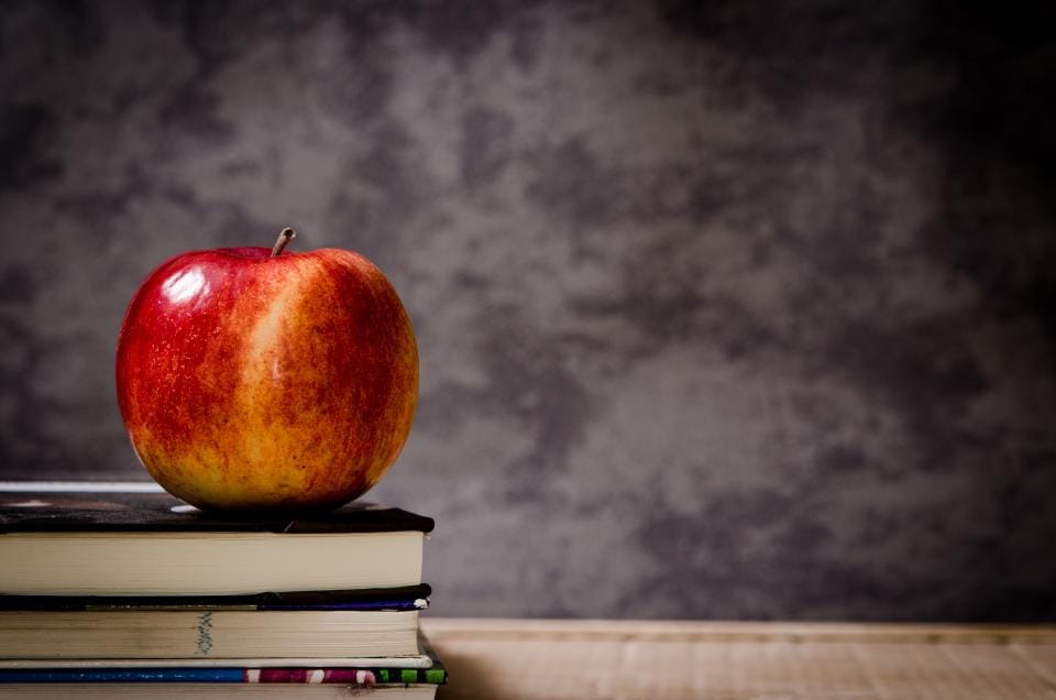 Apfel auf Schulbüchern