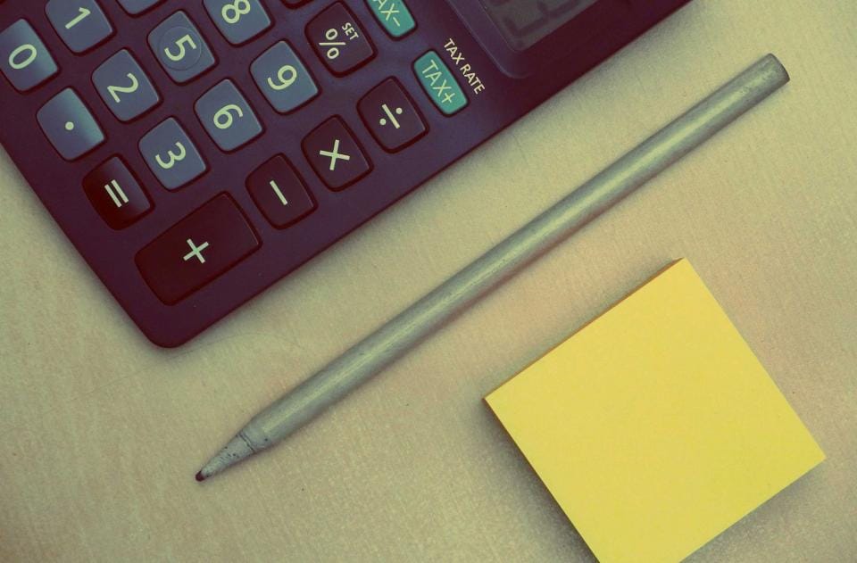 Taschenrechner mit Steuertaste, Bleistift und Notizzettel